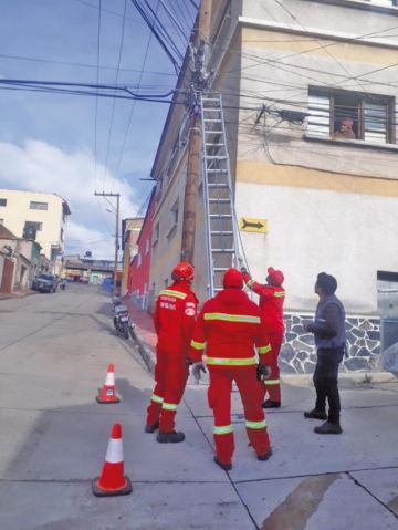 Los bomberos en el momento del rescate.
