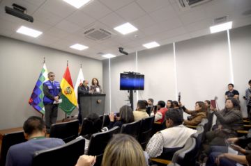 El representante de la OPS-OMS en Bolivia, Alfonso Tenorio junto a los ministros Anibal Cruz e Isabel Fernández.