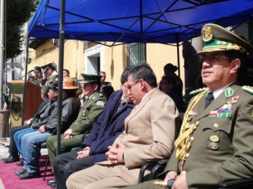 El acto se cumple en la Plaza 10 de Noviembre.