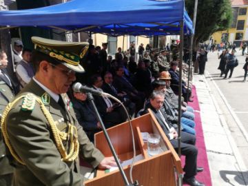El acto se cumple en la Plaza 10 de Noviembre.
