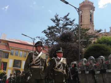 El acto se cumple en la Plaza 10 de Noviembre.