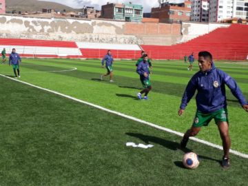 Entrenan en el estadio 