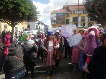 Las mamás y papás portan carteles de protesta pidiendo justicia.