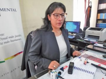 La fiscala Roxana Choque en declaraciones a los medios.