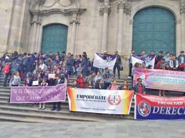 Los colectivos en el atrio de la catedral.