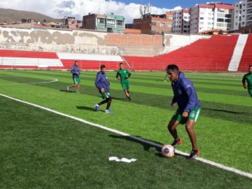 Entrenan en el estadio 