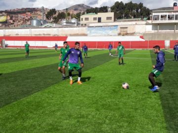 Entrenan en el estadio 