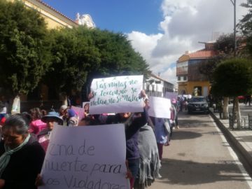 Las mamás y papás portan carteles de protesta pidiendo justicia.