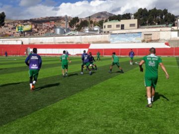 Entrenan en el estadio 