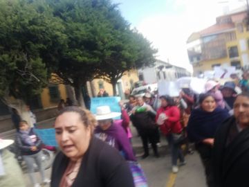 Las mamás y papás portan carteles de protesta pidiendo justicia.