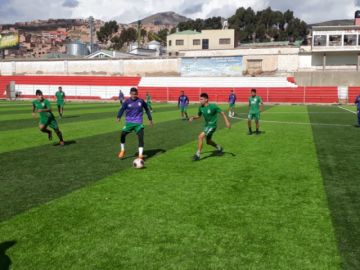 Entrenan en el estadio 