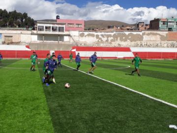 Entrenan en el estadio 
