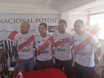 El nuevo cuerpo técnico durante su presentación al primer plantel y a la prensa.