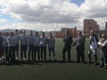 El nuevo cuerpo técnico durante su presentación al primer plantel y a la prensa.