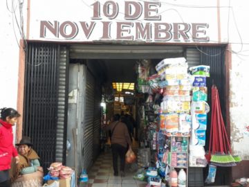 La gente busca alcohol en gel en mercados y no tiene éxito.