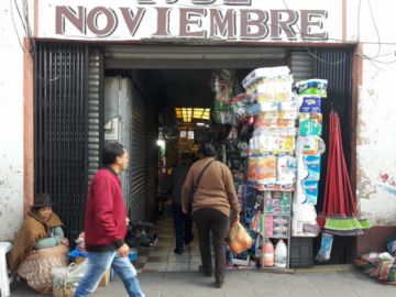 La gente busca alcohol en gel en mercados y no tiene éxito.