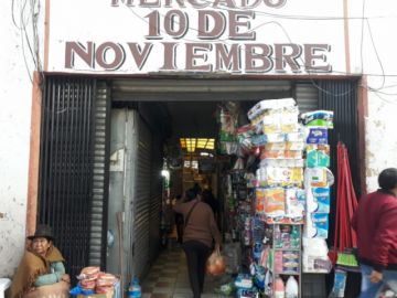 La gente busca alcohol en gel en mercados y no tiene éxito.