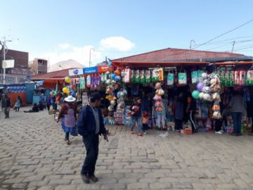 La gente busca alcohol en gel en mercados y no tiene éxito.