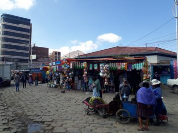 La gente busca alcohol en gel en mercados y no tiene éxito.