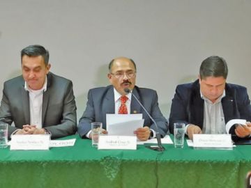 El ministro Aníbal Cruz (centro), junto a funcionarios de Gobierno, en conferencia de prensa.