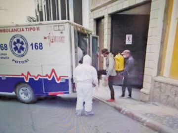 Los daneses salen del centro multifuncional del Sedes, de la plaza Arce, y abordan la ambulancia.
