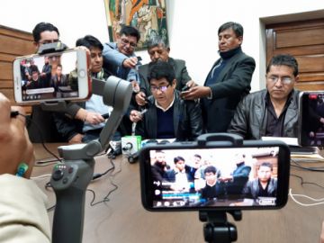 El gobernador, anoche en la conferencia de prensa, informó sobre la cuarentena.