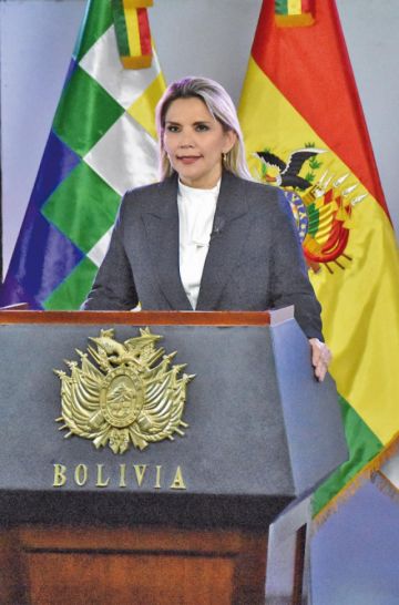 Bolivia cierra sus fronteras, reduce jornada laboral y suspende vuelos