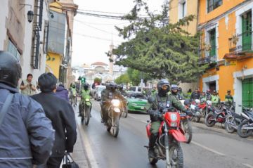 Las patrullas se desplazaron por la ciudad para instar a la ciudadanía a no estar en las calles.