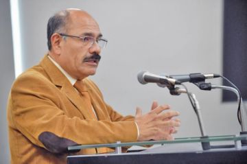 El titular del Ministerio de Salud, Aníbal Cruz, brindó ayer una conferencia de prensa.