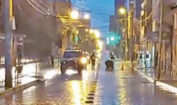 Este el momento cuando evacuan al ciudadano con posible caso de dengue.