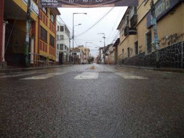 De a poco, las calles estaban desiertas, salvo uno que otro viandante.