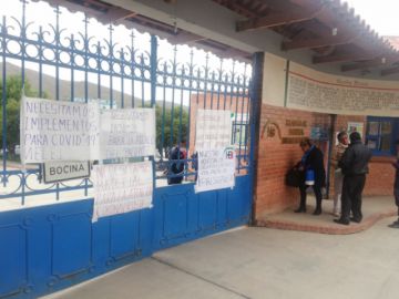 Los carteles en las puertas del Hospital Bracamonte demandan insumos.
