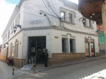 Los bancos en sus oficinas centrales atienden, las sucursales tienen las puertas cerradas.