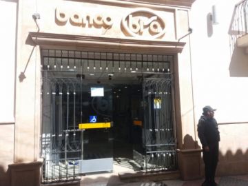 Los bancos en sus oficinas centrales atienden, las sucursales tienen las puertas cerradas.