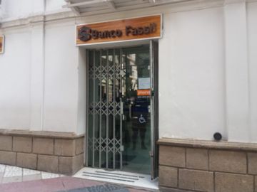 Los bancos en sus oficinas centrales atienden, las sucursales tienen las puertas cerradas.