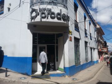 Los bancos en sus oficinas centrales atienden, las sucursales tienen las puertas cerradas.