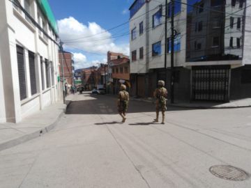 Los bancos en sus oficinas centrales atienden, las sucursales tienen las puertas cerradas.