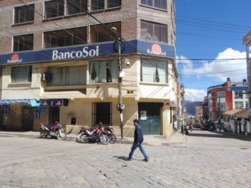 Los bancos en sus oficinas centrales atienden, las sucursales tienen las puertas cerradas.