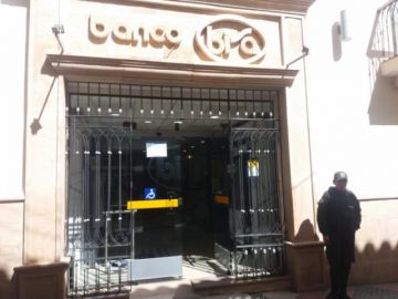 Los bancos en sus oficinas centrales atienden, las sucursales tienen las puertas cerradas.