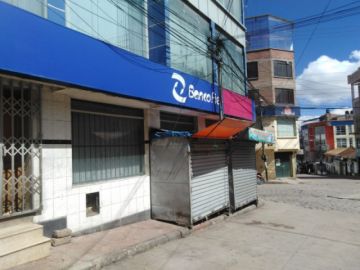 Los bancos en sus oficinas centrales atienden, las sucursales tienen las puertas cerradas.