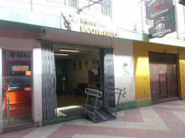 Los bancos en sus oficinas centrales atienden, las sucursales tienen las puertas cerradas.