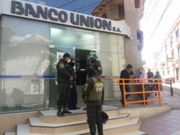 Los bancos en sus oficinas centrales atienden, las sucursales tienen las puertas cerradas.