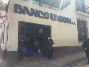 Los bancos en sus oficinas centrales atienden, las sucursales tienen las puertas cerradas.