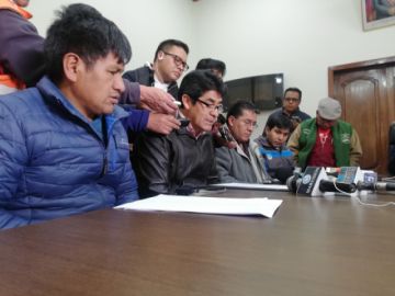 El gobernador y sus secretarios ayer en conferencia de prensa.