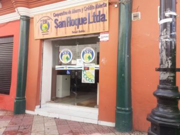 Los bancos en sus oficinas centrales atienden, las sucursales tienen las puertas cerradas.