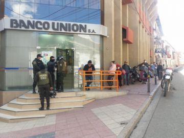 Los bancos en sus oficinas centrales atienden, las sucursales tienen las puertas cerradas.
