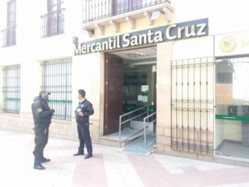 Los bancos en sus oficinas centrales atienden, las sucursales tienen las puertas cerradas.