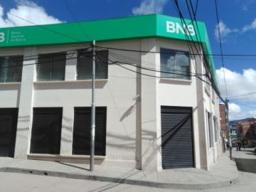 Los bancos en sus oficinas centrales atienden, las sucursales tienen las puertas cerradas.