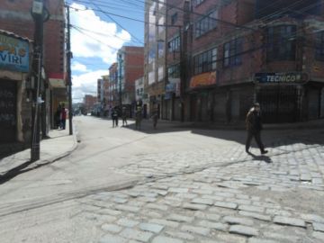 Los bancos en sus oficinas centrales atienden, las sucursales tienen las puertas cerradas.