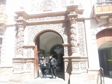 Los bancos en sus oficinas centrales atienden, las sucursales tienen las puertas cerradas.